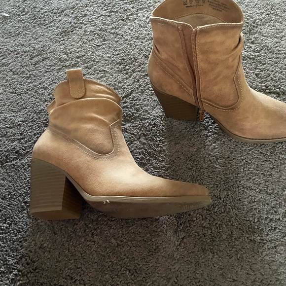 Cute rustic booties- size 8 - Picture 8 of 8